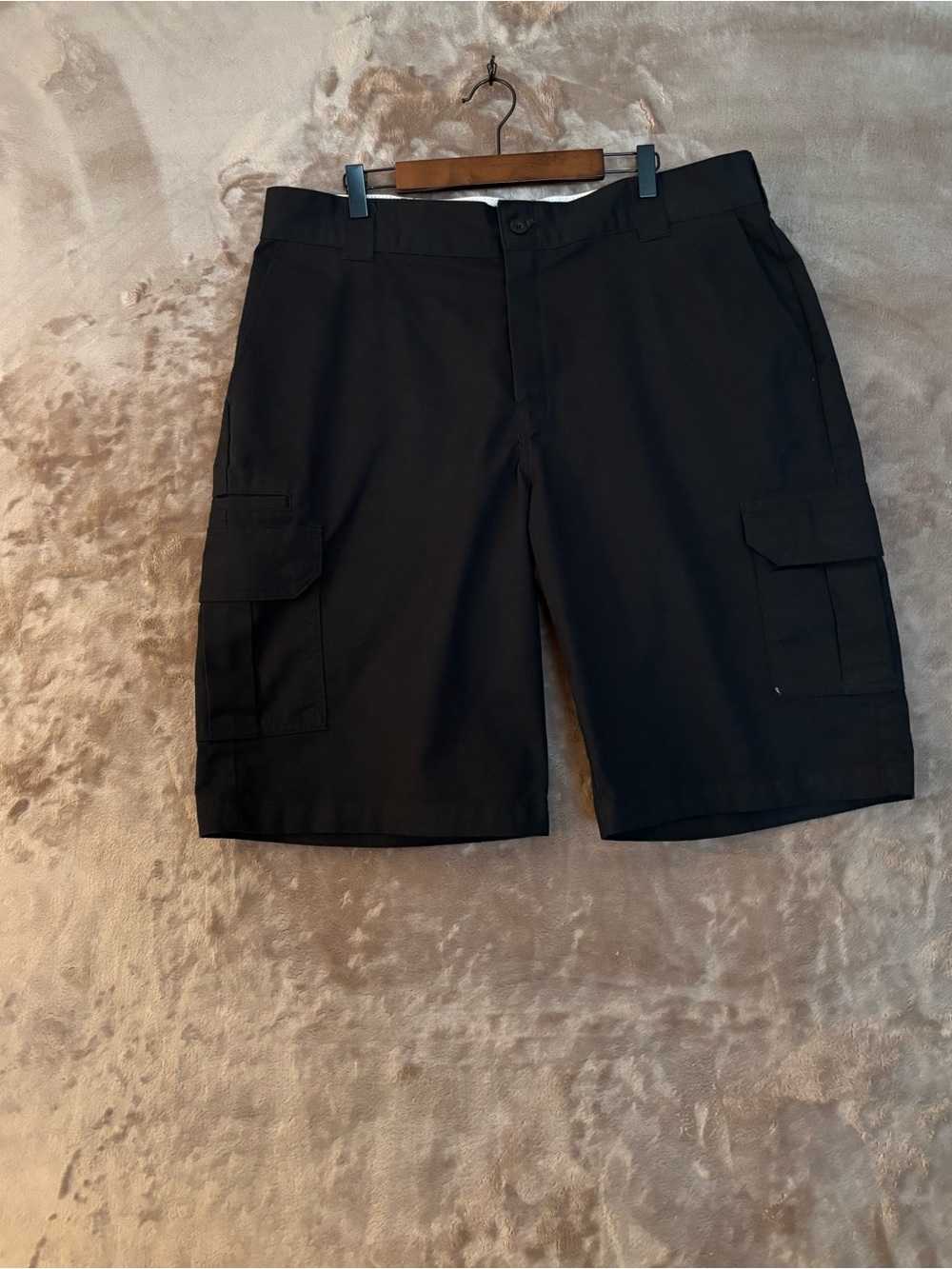 Dickies Cargo Shorts with Dual Side Pockets Men’s Size 38 Black Shorts